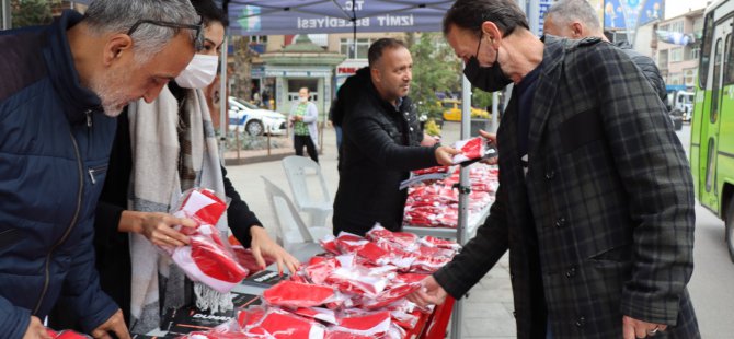 İzmit Belediyesi vatandaşa Türk Bayrağı dağıttı