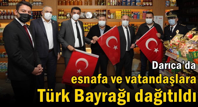 Darıca’da esnafa ve vatandaşlara Türk Bayrağı dağıtıldı