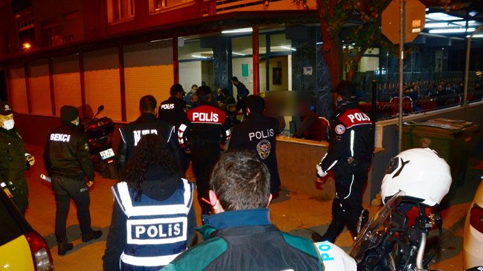 Aranan iki şahıs uygulamada yakalandı!