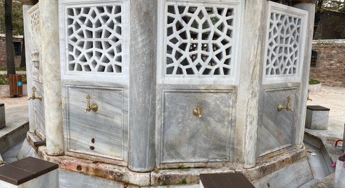 Yeni Cuma Camii’nin çalınan musluklarını Büyükşehir yeniledi