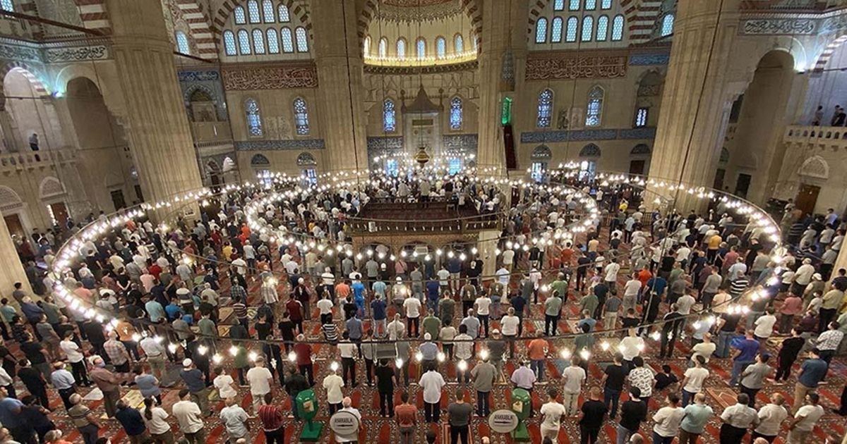 Camilerde normal saf düzenine göre namaz kılınabilecek