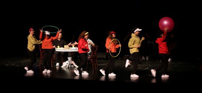 ‘’İyi Dersler Hayat’’ adlı oyunu öğretmenler sahneledi