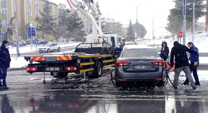 Kaza yapan sürücünün yardımına Zabıta yetişti