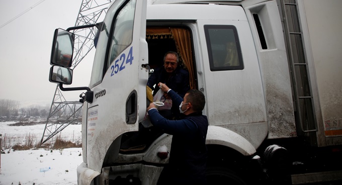 Büyükşehir’den TIR şoförlerine kumanya