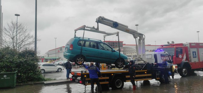 Otomobil kanala düştü!