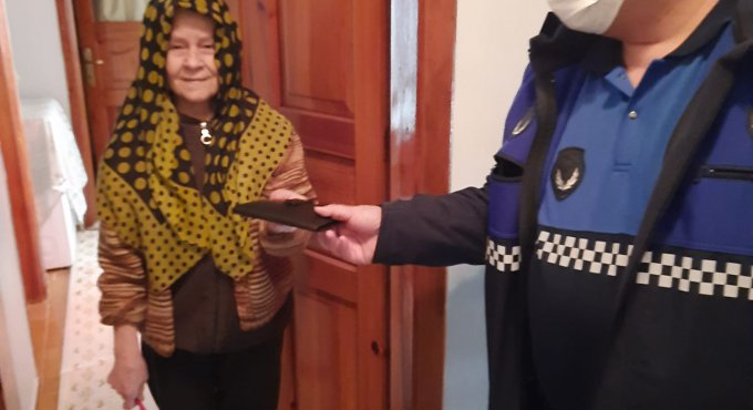 Büyükşehir Zabıtası, Yürüyüş Yolunda bulduğu cüzdanı sahibine teslim etti