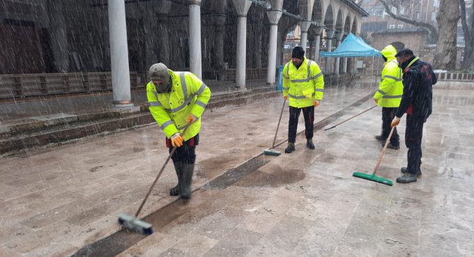 A Takımı, cuma namazı öncesi camileri kardan temizledi
