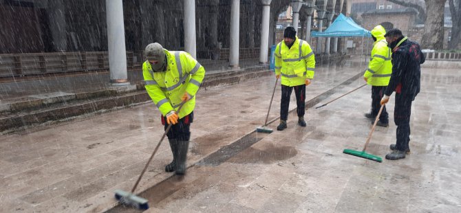 A Takımı, cuma namazı öncesi camileri kardan temizledi