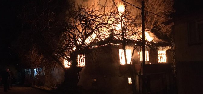 Kandıra'da çıkan yangın 2 katlı evi kül etti