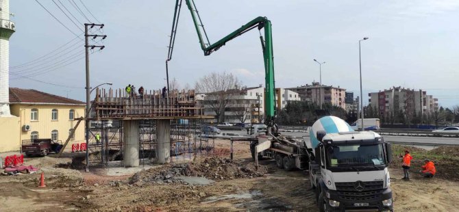 Tramvay hattında kiriş imalatı sürüyor