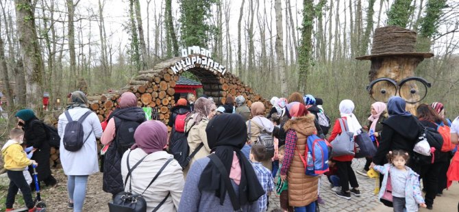 Anne ve çocuklar Ormanya’da