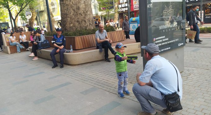Cumhuriyet Bulvarı’nda kaybolan çocuk ailesine teslim edildi