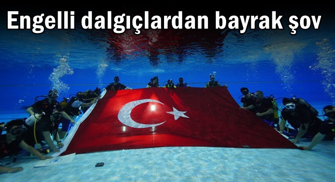 Engelli dalgıçlardan bayrak şov