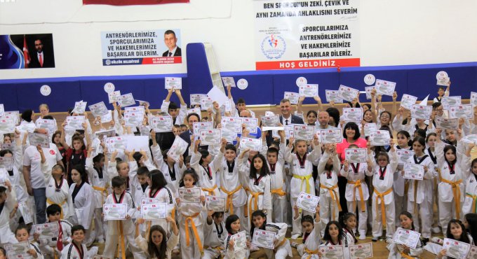 310 sporcu Taekwondo kuşak sınavını başarıyla tamamladı