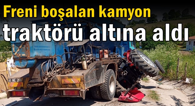 Freni Boşalan kamyon traktörü altına aldı