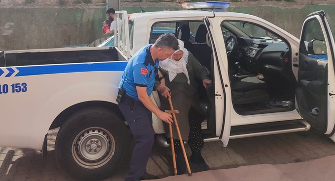 Hatice teyzenin yardımına Zabıta koştu