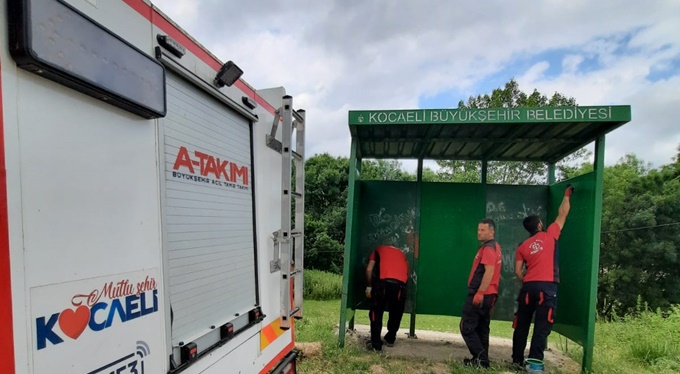 Duraklara yazılan yazıları A Takımı sildi