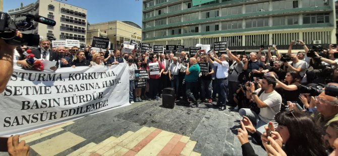 Gazetecilerin gücü, yasayı erteletti