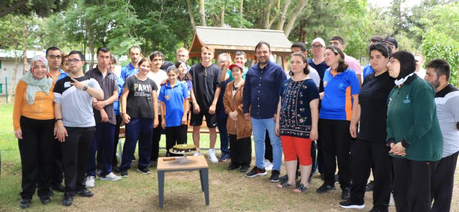 Özel öğrencilere yıldız futbolcu Kerem Aktürkoğlu’dan ziyaret