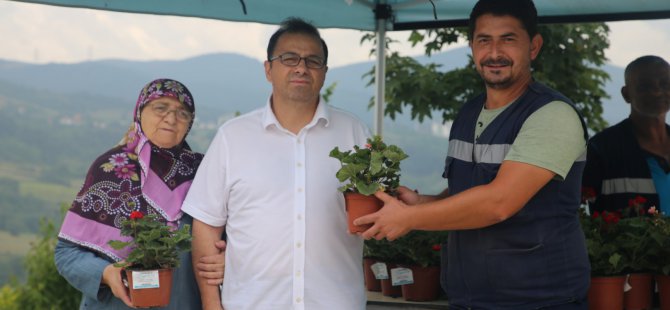 Büyükşehir arife gününde mezarlıklarda çiçek dağıttı