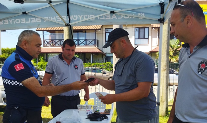 Büyükşehir Zabıtası para dolu çantayı sahibine ulaştırdı