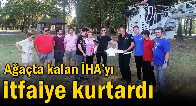 Ağaçta kalan İHA’yı itfaiye kurtardı