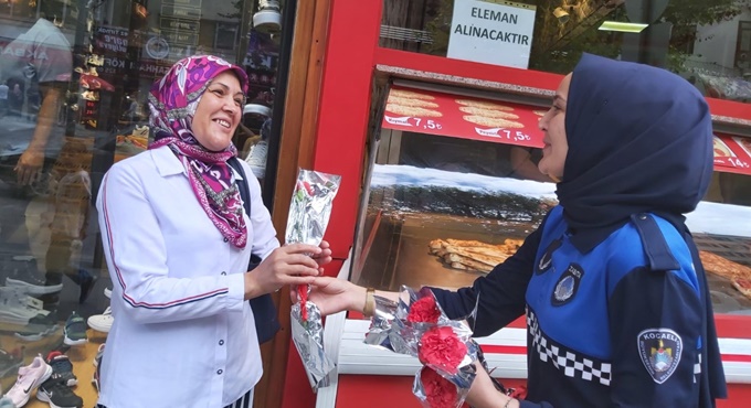 Zabıtadan esnaf ve vatandaşa karanfil