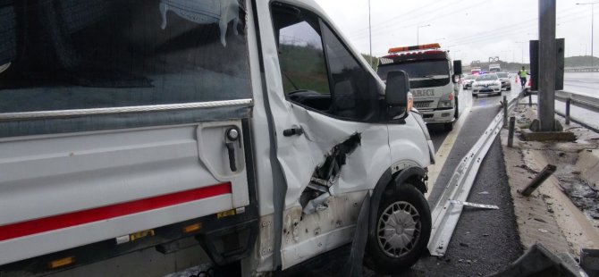 Ayağı direksiyona sıkışan sürücüyü itfaiye ekipleri camı kırarak kurtardı