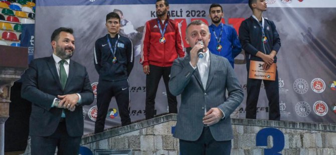 Karatede şampiyonlar madalyalarını aldı