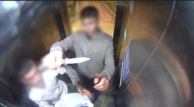 Asansör kabinlerine zarar verdiler