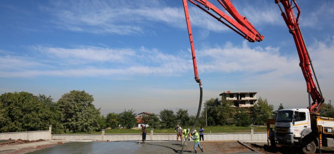 Şevkatiye Parkı’nda zemin betonları atıldı