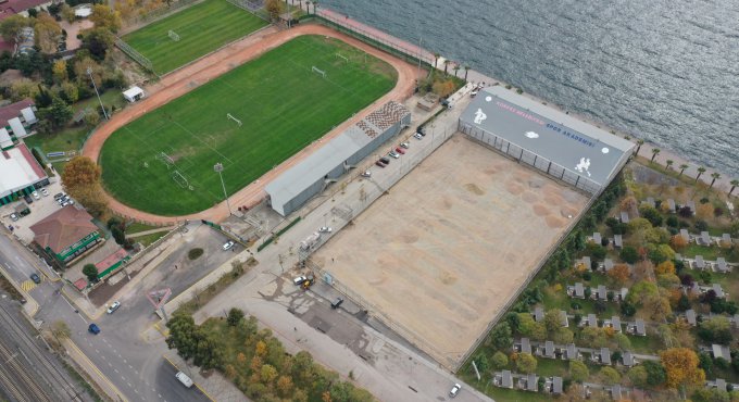 Alparslan Türkeş Spor Kompleksi’nde sahanın mıcır dolgusu yapılıyor