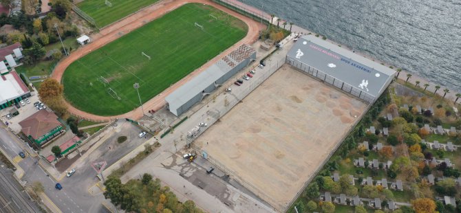 Alparslan Türkeş Spor Kompleksi’nde sahanın mıcır dolgusu yapılıyor