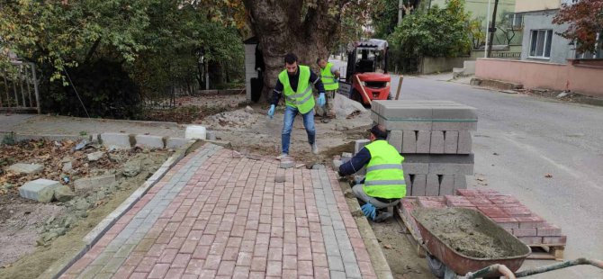 Gölcük Atatürk Mahallesi Yalı Yolu Caddesinde kaldırımlar yenilendi