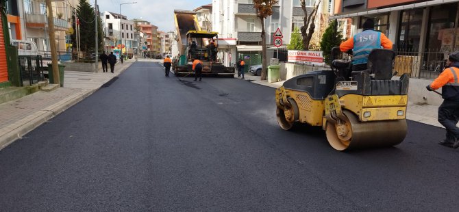 Körfez Fatih Mahallesi İstiklal Caddesi'nde asfalt serimi yapıyor