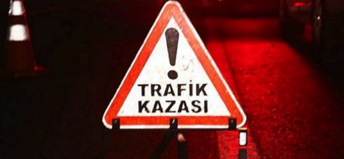 İzmit'te trafik levhasına çarpan motosikletteki 2 kişi yaralandı