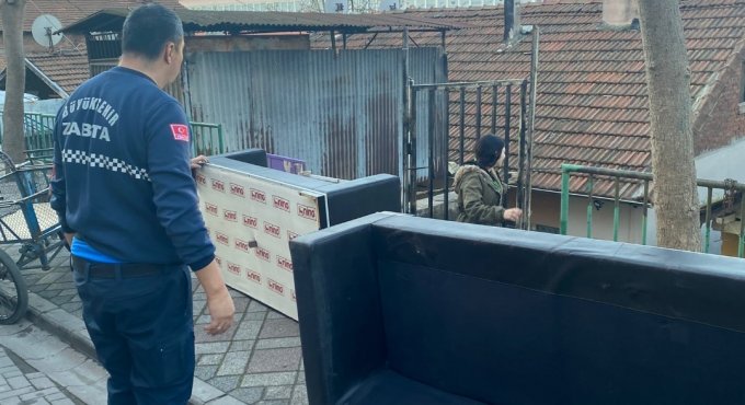 Eşya taşıyan vatandaşa Zabıta yardım etti