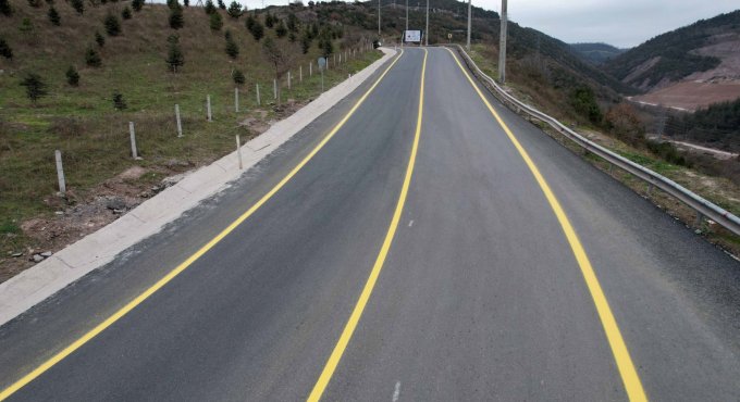 İlimtepe yoluna uzun ömürlü asfalt  ve sarı yol çizgisi