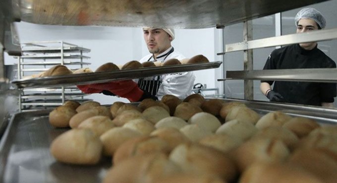 Kocaeli’de lise öğrencileri depremzedeler için ekmek üretiyor!