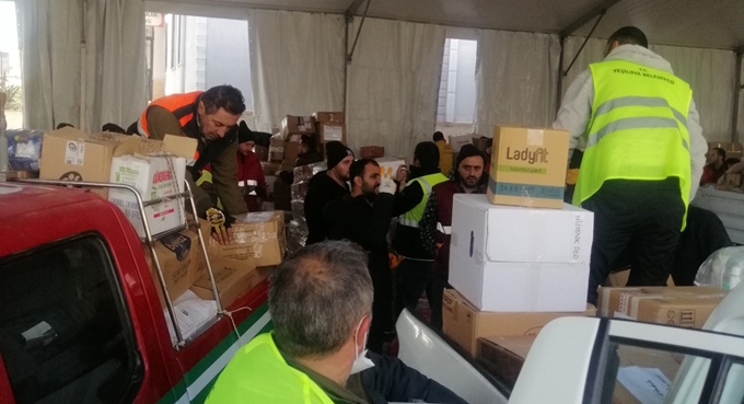 Hatay Defne’ye ulaşan tüm yardımlar Büyükşehir koordinesinde dağıtılıyor