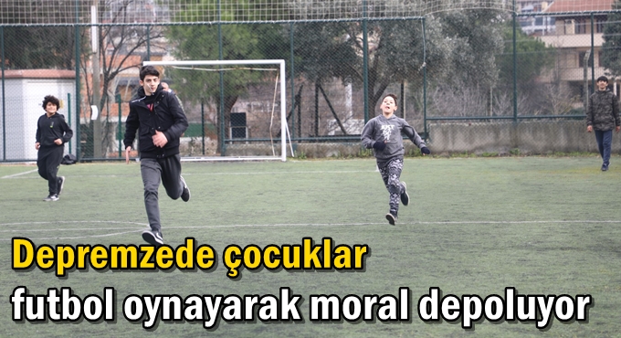 Depremzede çocuklar futbol oynayarak moral depoluyor