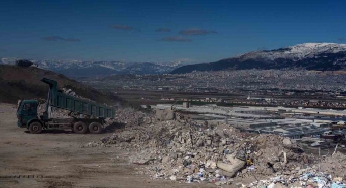 Maraş'ta taşınan enkazlar şehrin manzarası ile birleşti