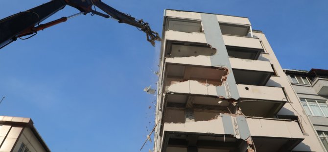 Büyükşehir, Kınay İş Merkezi’nin  yıkımına başladı