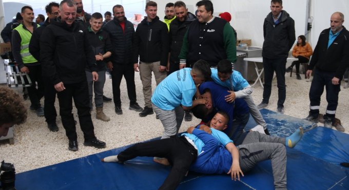 Depremzede çocuklar başpehlivanları tuş etti