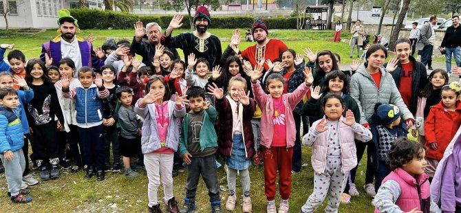 Kahramanmaraş’ta çocuklar Hacivat-Karagöz ile eğlendi