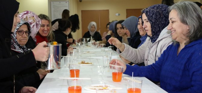 Anne Şehir’den kokulu mum yapımı