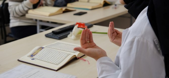 Dualar depremde hayatını kaybedenler için