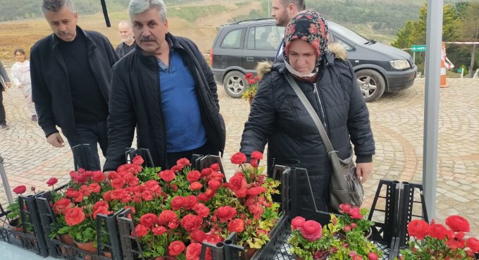 Büyükşehir’den mezarlıklarda çiçek dağıtımı