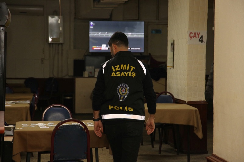 Aranan şahıslar uygulamada yakalandı!