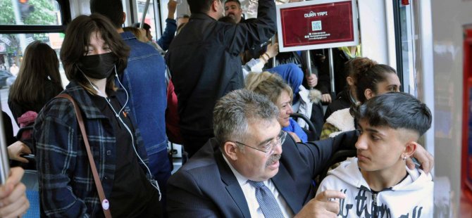 Tipioğlu tramvaya bindi, gençleri ikna etti